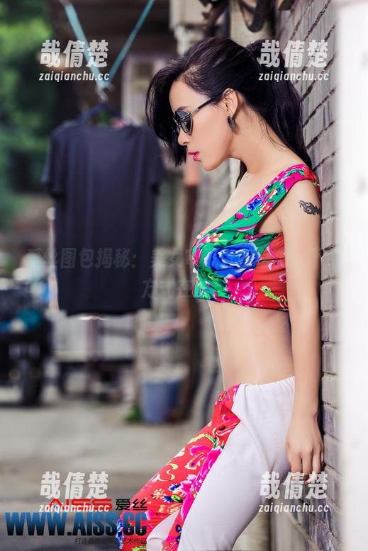 爱丝图包揭秘：美女审讯官的魅力，下载方式在此！