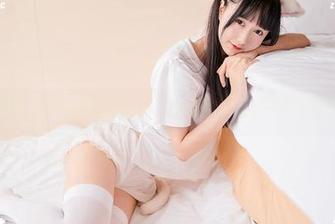 黑袜死库水的私拍魅力，喵糖映画让你欲罢不能！