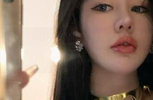 微密圈 – 全集！不爱笑的赛琳在泳池里的每一张作品，都是我心中无法抗拒的夏日诱惑
