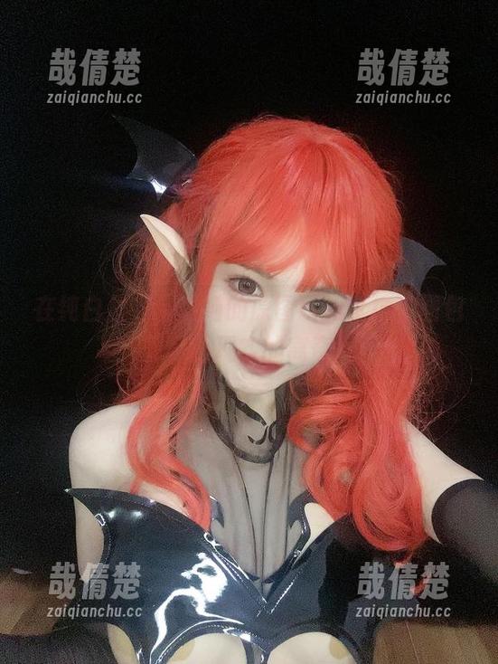 在纯白里，倦倦喵的原图犹如梦境，图包则是超现实的离奇！