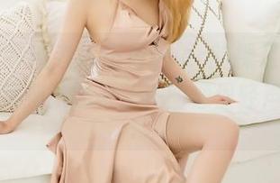 嗲囡囡 – 或者说伍月yuer的裸足写真，宛如一首细腻的诗，在图像里轻声吟唱……