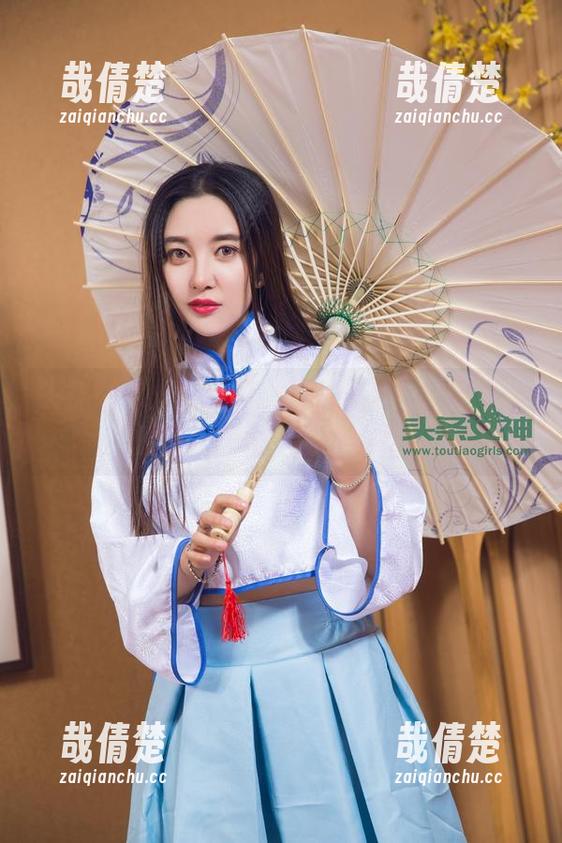 头条女神-高韩菲 头条女神 - 走出家门,高韩菲的户外写真原图:阳光下的小调皮!