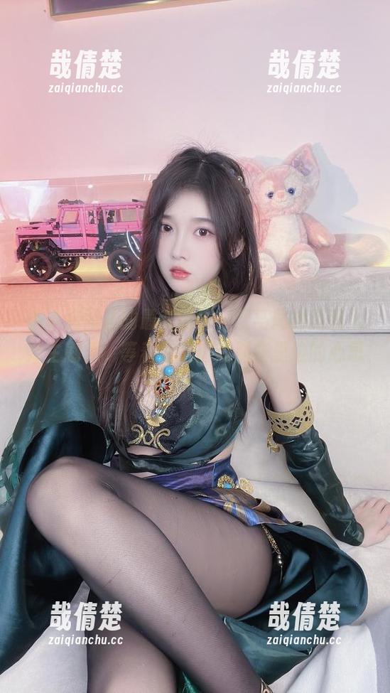 小小奶瓶儿的最新图集，双马尾制服跳入师生剧情，等着你来解锁那些里边的心思。