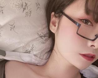 看！小泉学姐吖在泳衣里的“绝美图”体验，原图简直是梦！
