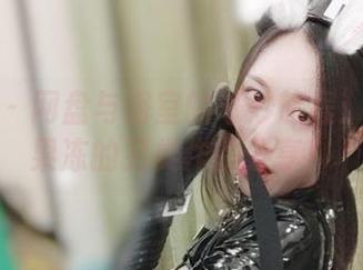 微密圈 – 网盘与浴室的奇妙旅程：小玉吃果冻的另类作品分享！