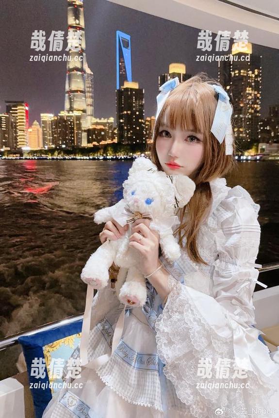 在线彩芸_Nebula毛衣图集，看看她是不是把暖意也穿进镜头里了？
