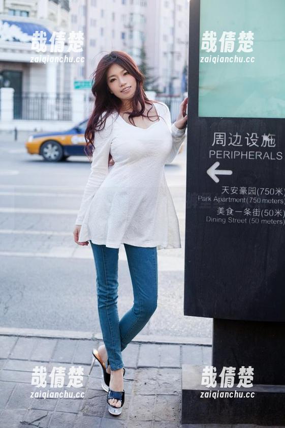 推女郎-杨伊 推女郎 - 杨伊私房美图里的裤里丝,果然是别有洞天