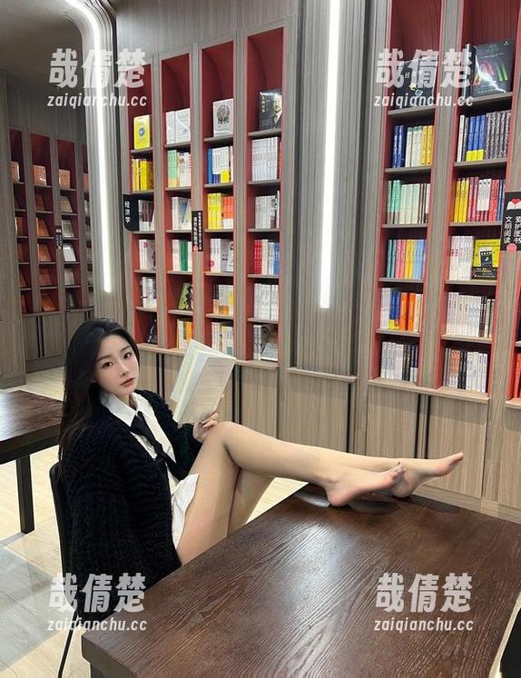 微密圈 - 是小逗逗的黑丝玉足，高清写真好像在说：“来吧，更近一点。”