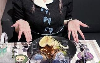 从月城委员会的视角看世界，来一组在线自拍合集吧！