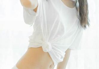 木棉棉OwO的私拍居家日常：只需一根拖鞋就能魅力四射！