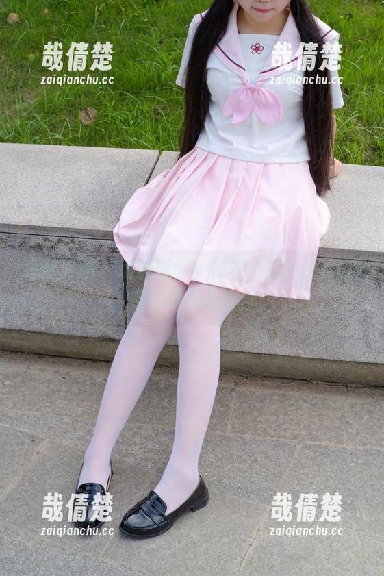 森萝财团-小奶糕Milky 森萝财团 - 这美图和小奶糕Milky的美脚,绝对是绝美组合!
