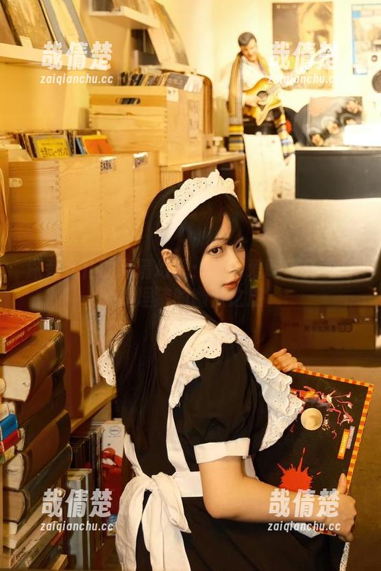 深巷女仆的高清幻想：白莉爱吃巧克力与原理猪的幽默之旅
