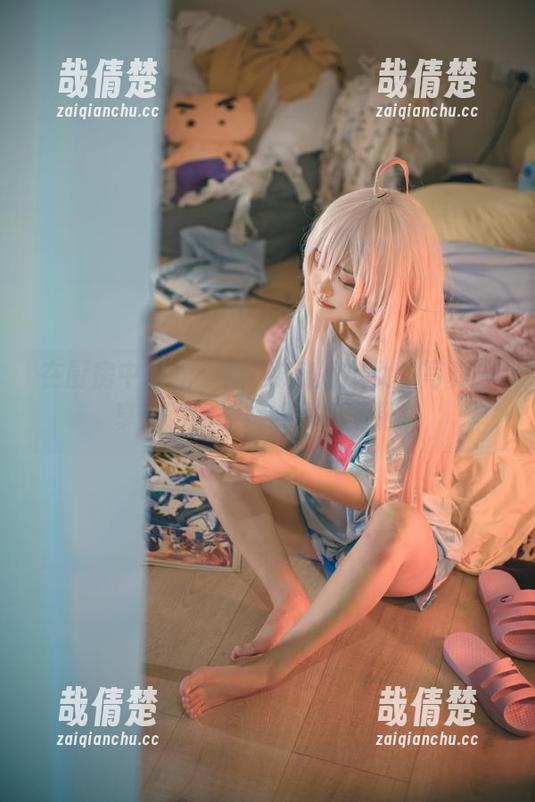 在厨房中闪光：神沢永莉短款女仆写真分享，瞬间被她的气场圈粉。