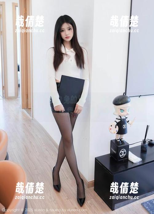 秀人网 - 西希白兔的图包：这个女孩的眼神太会说话，让我忍不住想多看几眼！