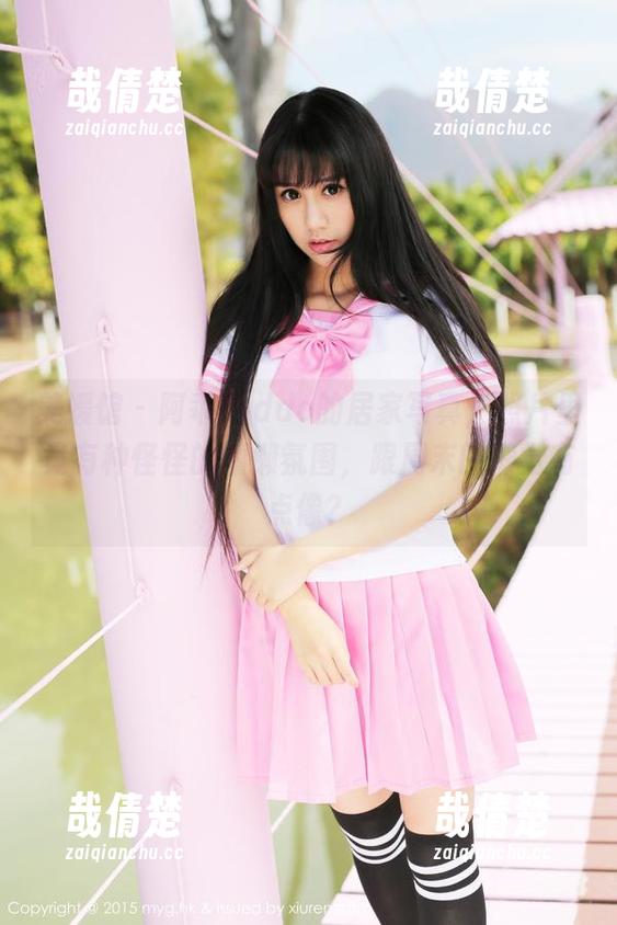 美媛馆 - 阿乖Kiddo的居家写真，照片里竟有种怪怪的慵懒氛围，跟周末的懒觉有点像？