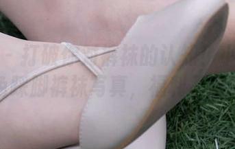 袜啵啵 – 打破你对裤袜的认知！小甜豆的厚黑色踩脚裤袜写真，福利不容错过！