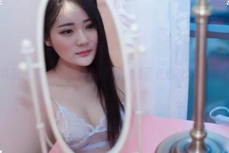 轰趴猫 – 艾小青的纯白瞬间，没圣光也能让人心动。
