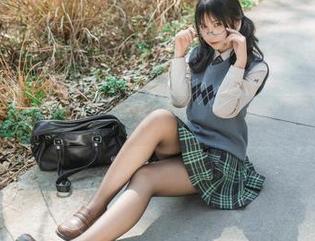 月色与蕾丝的交汇：逐月Su的原图故事