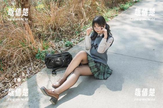 月色与蕾丝的交汇：逐月Su的原图故事