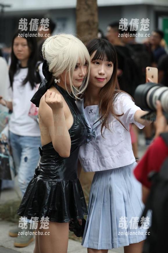 魔镜街拍-玲玲 魔镜街拍 - 玲玲的街拍私房风:一个人的车展原图,玩法多样哟!