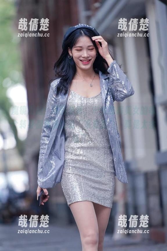 魔镜街拍：原图更新，户外热裤美女的每个转身都像是在说“来看我”，真是太会玩了。
