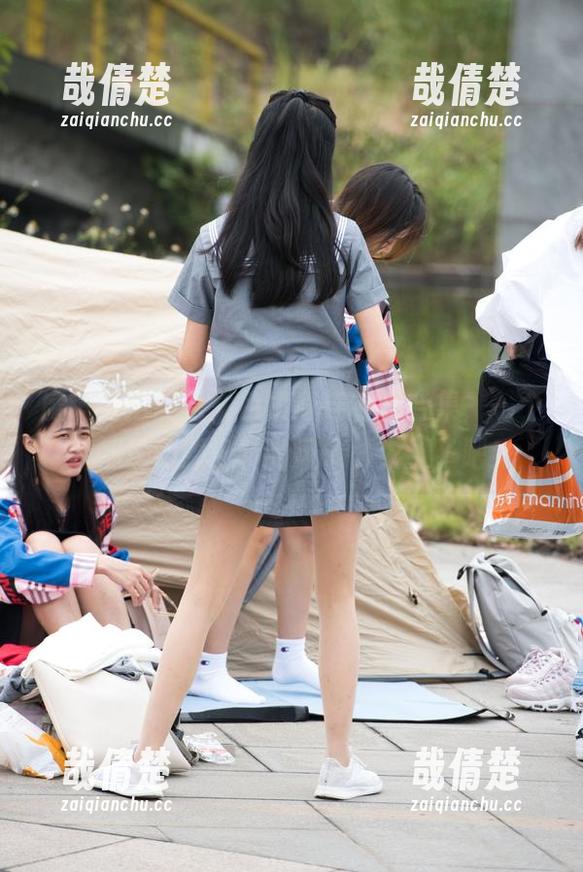 魔镜街拍 魔镜街拍最新紫色紧身连衣裙合集,一个个都是渊源流转的风情,太撩了吧!